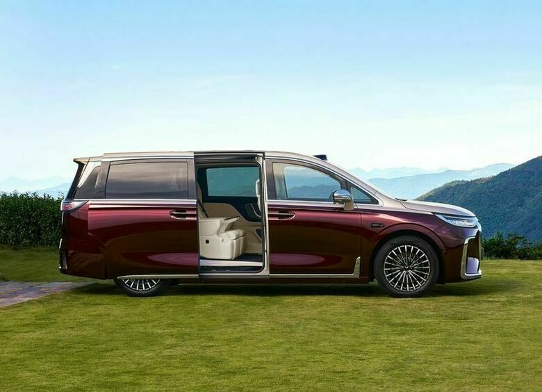 Изображение Voyah анонсировала в России обновленный минивэн Dream+