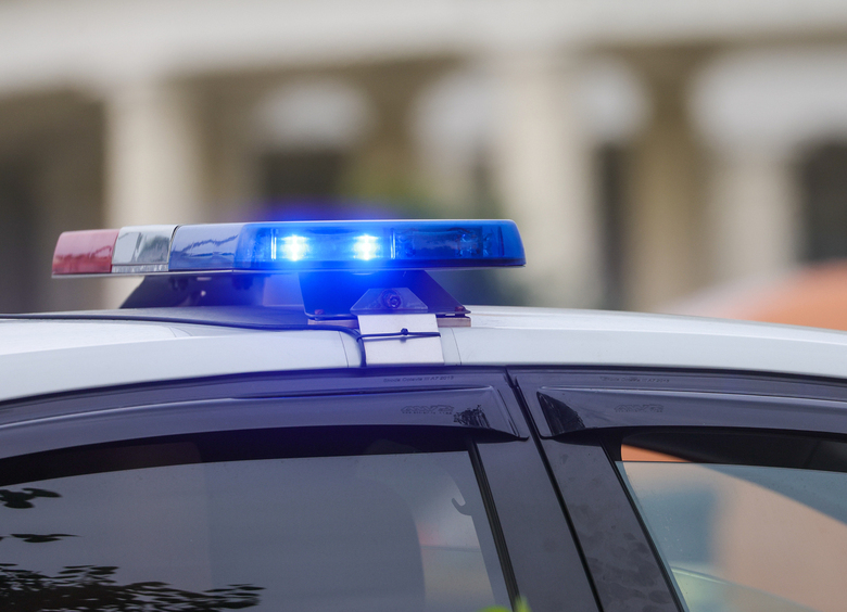 Изображение В Казани агрессивный мужчина разнес дубиной попавший в аварию автомобиль