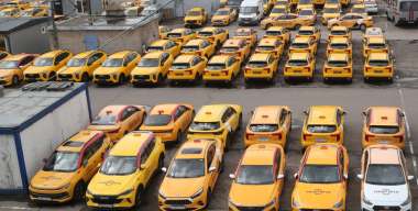Путина просят перенести сроки исполнения закона о локализации авто для такси