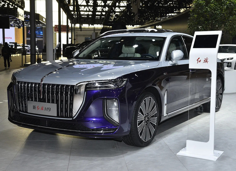 Изображение До России официально доехал обновленный седан Hongqi H9