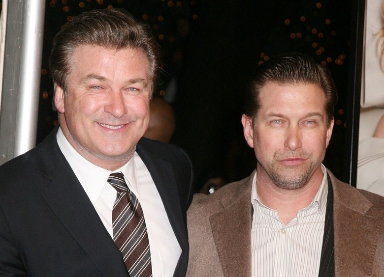 Изображение Актер Алек Болдуин уклонялся от мусоровоза и попал в ДТП на машине жены