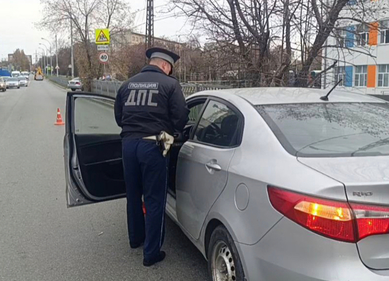 Изображение Автомобиль сбил семилетнего школьника, бежавшего на красный свет в Екатеринбурге