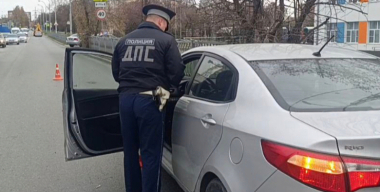 Автомобиль сбил семилетнего школьника, бежавшего на красный свет в Екатеринбурге