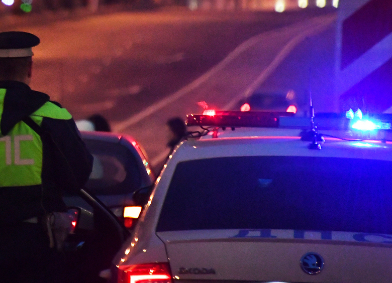 Изображение Автомобиль после ДТП повис на ограждении ЖК «Озерки» в Воронеже