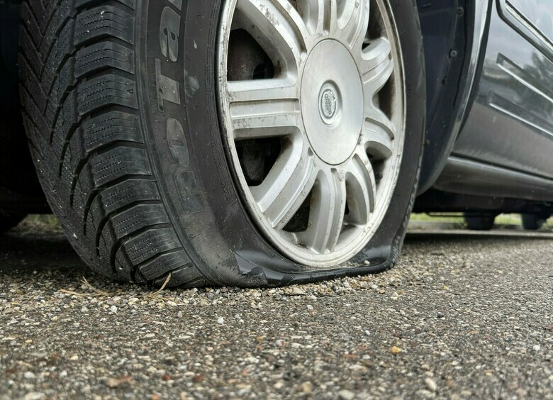 Изображение Житель Читы прокалывал шины чужим авто, парковавшимся в его дворе