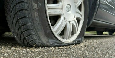 Житель Читы прокалывал шины чужим авто, парковавшимся в его дворе