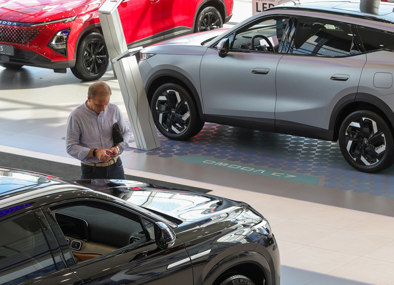 Изображение В России призвали продавать машины с сезонными шинами