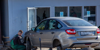 Автомобилистам Москвы назвали лучшее время для смены летних шин на зимние