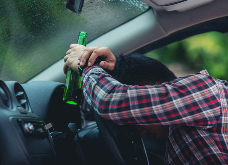 Изображение Пьяный мужчина разбил окно в машине брата кирпичом и уехал на ней кататься