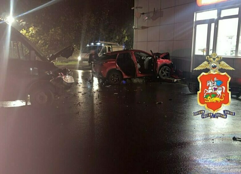 Изображение Женщина на кроссовере врезалась в стену АЗС и погибла в Подмосковье