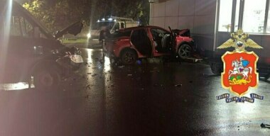 Женщина на кроссовере врезалась в стену АЗС и погибла в Подмосковье