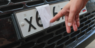 Нарушителям правил парковки начали блокировать колеса во Владивостоке