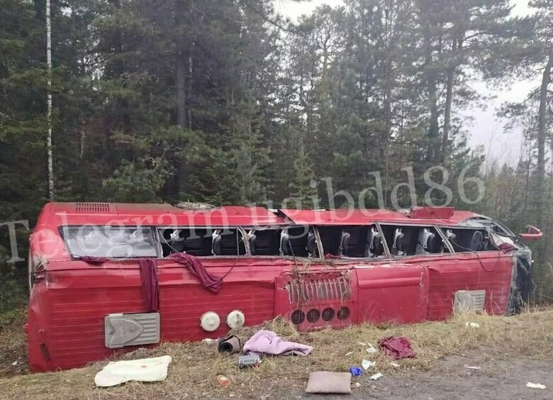 Изображение В Югре перевернулся пассажирский автобус: есть погибшие