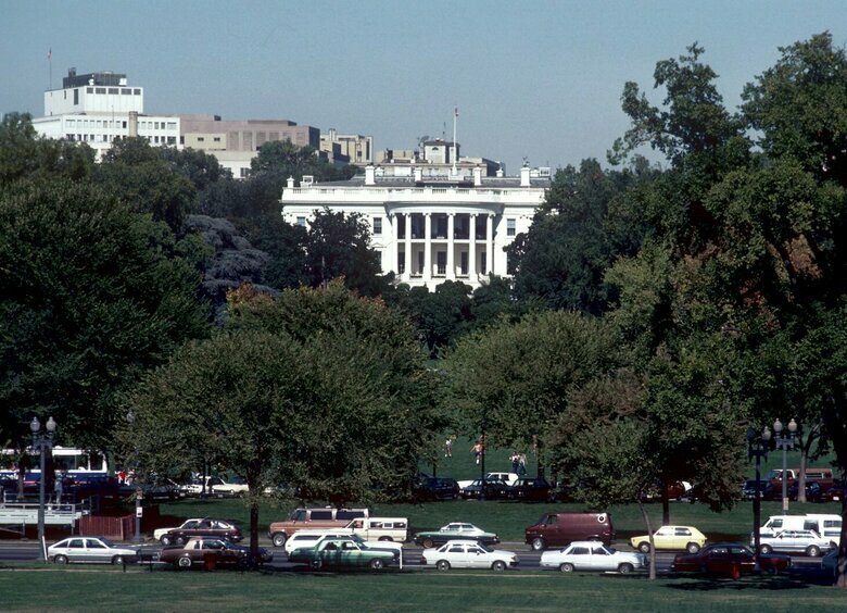 Изображение Автомобиль протаранил ограждение Белого дома, где в тот момент находился Трамп