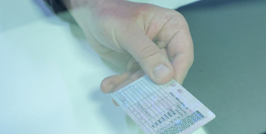 В Москве задержали аферистов, продававших поддельные «права» через интернет