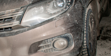 Водители жалуются на загадочное серое вещество, которое появляется на машинах