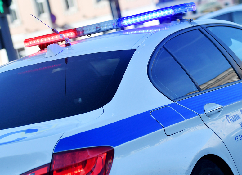 Изображение Водитель сбил придорожную камеру и заперся от полиции в машине