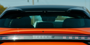 Москвичка раскритиковала мужа за то, что он подарил ей Zeekr вместо Porsche