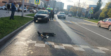 Водитель сбил подростка на пешеходном переходе: юноша ехал на электросамокате