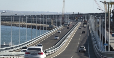По Крымскому мосту запретят ездить на электрокарах и гибридах