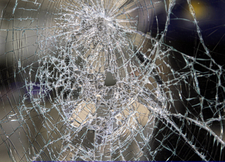 Изображение Метеорит упал с небес прямо на лобовое стекло автомобиля Tesla