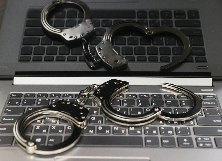 Изображение Подросток пытался поджечь полицейские машины в Петербурге по указке мошенников