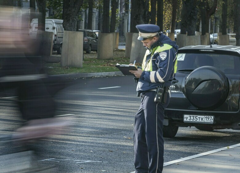 Изображение Инспекторы заплатят за ошибочные штрафы, водители выберут «красивые» госномера, а «Москвич» выведет еще один 7-местный кроссовер: итоги недели