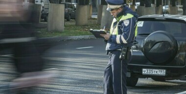 Инспекторы заплатят за ошибочные штрафы, водители выберут «красивые» госномера, а «Москвич» выведет еще один 7-местный кроссовер: итоги недели