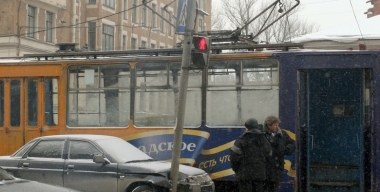 Автомобиль столкнулся с трамваем в Санкт-Петербурге, создав большую пробку