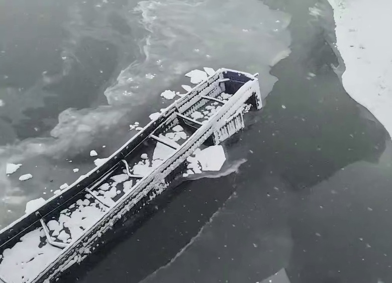 Изображение Пожилой водитель грузовика Volvo съехал с моста в Бурятии и пропал без вести