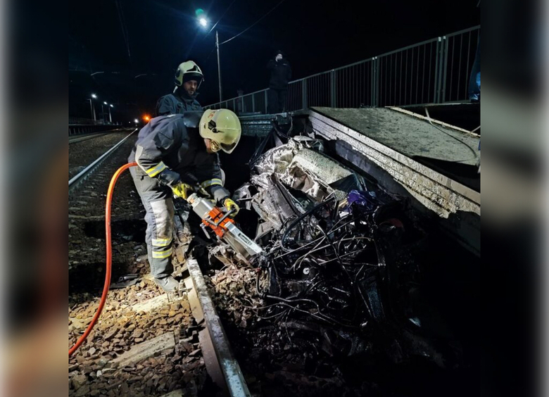 Изображение Поезд раздавил автомобиль в Самарской области, водитель погиб