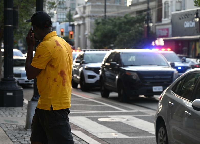 Изображение Уличный гонщик, скрываясь от полиции, въехал в толпу людей около бара