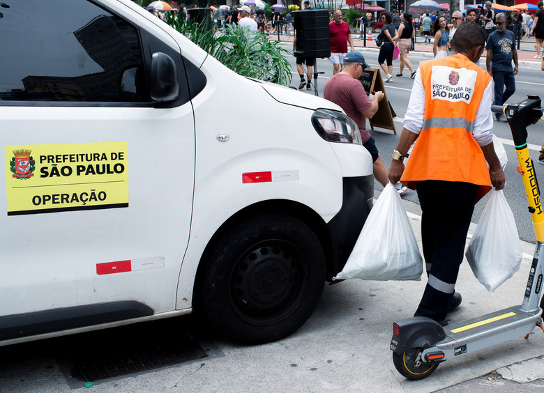 Изображение Автомобиль взлетел в воздух, падая с крутой лестницы: водитель чудом не пострадал
