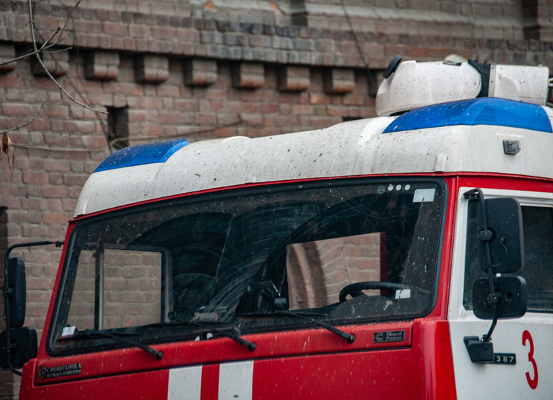 Изображение В гаражном сервисе случился пожар: 1 человек и 4 машины серьезно пострадали