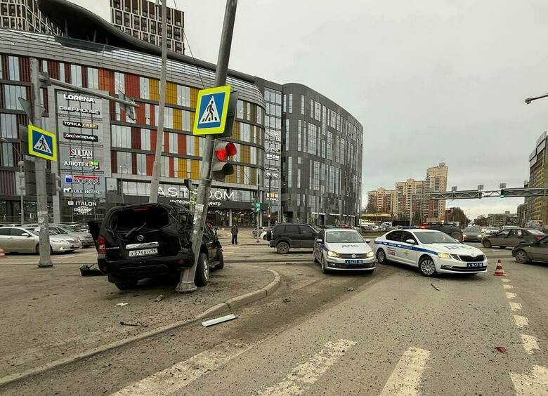 Изображение Водитель почувствовал себя плохо, выехал на встречку и врезался в фонарный столб