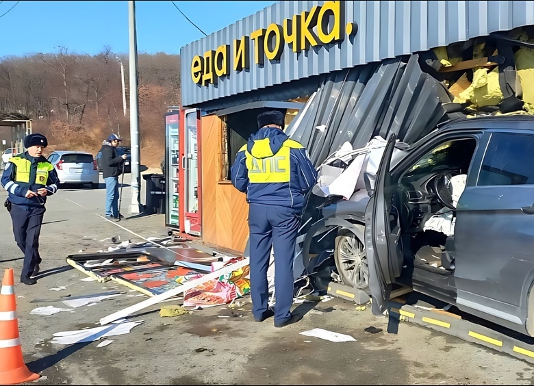 Изображение Машина врезалась в кафе во Владивостоке: один человек погиб, четверо пострадали