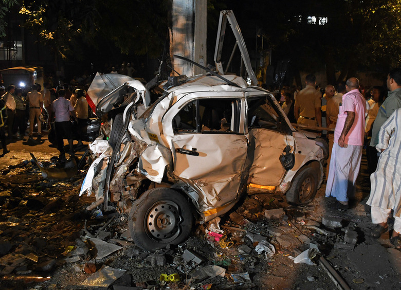 Изображение Восемь человек погибли после взрыва легковушки, столкнувшейся с грузовиком