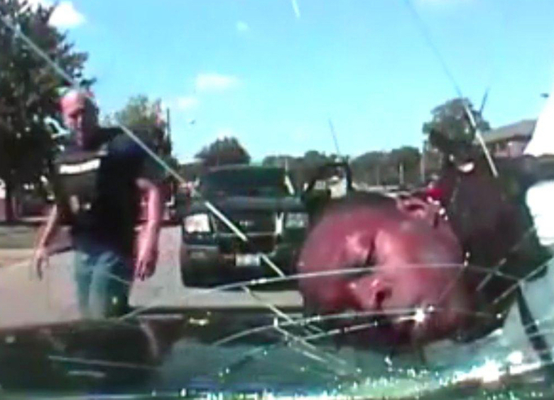 Изображение Пьяный виновник аварии попытался скрыться с места ДТП с человеком на капоте