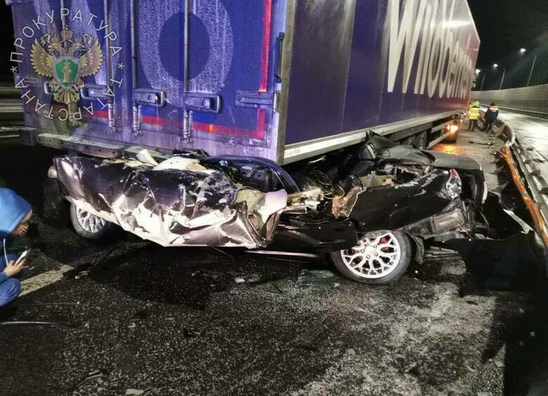 Изображение Toyota въехала под стоявшую на обочине фуру, два человека погибли