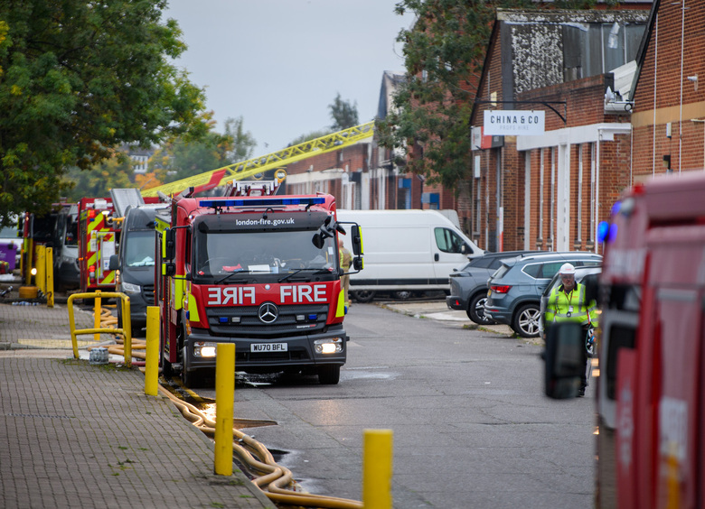 Изображение Фургон взорвался на парковке торгового центра