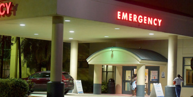 Женщина родила в машине через пару минут после того, как ее выгнали из больницы