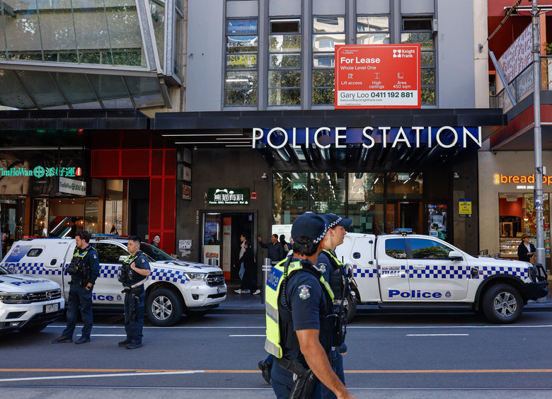 Изображение Дебошир-мотоциклист прокатился на капоте машины прямо до отдела полиции