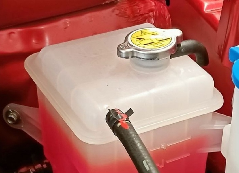 Изображение Деталька, способная разорить: чем опасен дефект крышки расширительного бачка авто