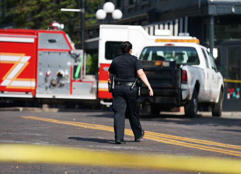 Изображение Мужчина сбежал из горящей машины, оставив двухлетнюю дочь умирать в автокресле