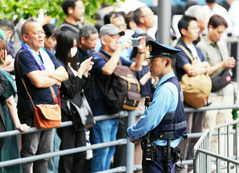 Изображение Мужчина угнал машину и намеренно въехал в толпу: 1 человек погиб, 12 ранены