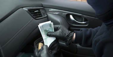 Житель Якутска выпрыгнул из машины на ходу, чтобы спастись от вымогателей