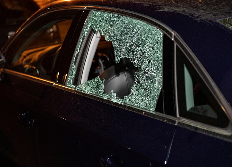 Изображение Неизвестные разбили стекла более чем у десяти автомобилей на парковке в Москве