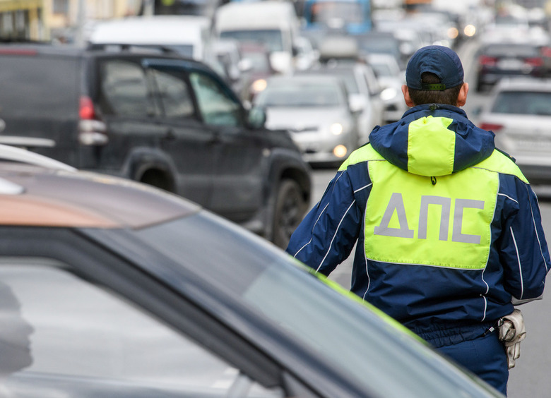 Изображение Водитель без «прав» устроил ДТП и протащил инспектора ДПС на двери авто