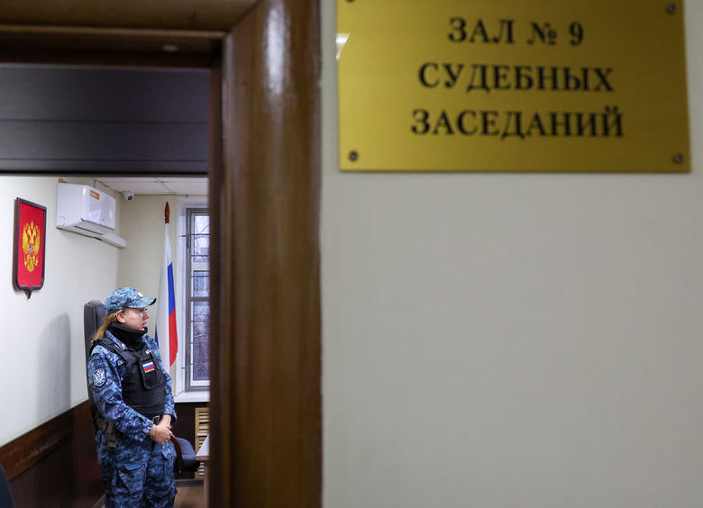 Изображение Бизнесмен пытался задавить полицейских и в итоге лишился своего «Гелендвагена»