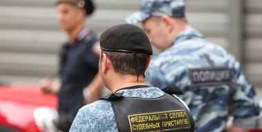 Мать с младенцем шесть часов не выходила из машины, чтобы не платить по долгам